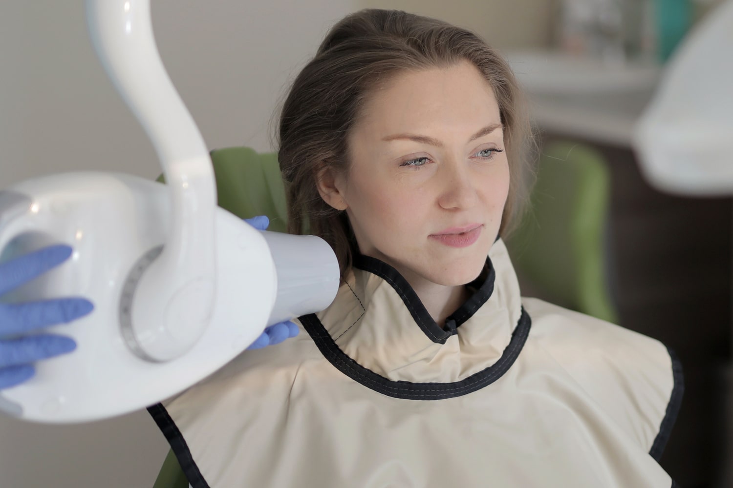 Une femme procédant à un examen dentaire pour une restauration sur implant