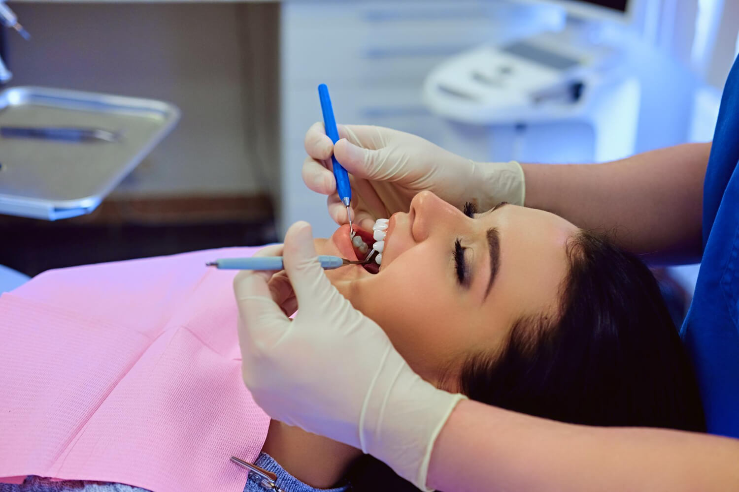 Un dentiste près de Sainte-Rose qui réalise un examen de routine à la Clinique Dentaire Lorraine